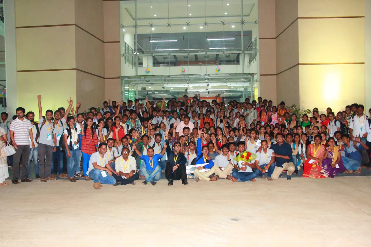 Several hundred students and participants gathered for a group photo in a large atrium at Deshpande Startups